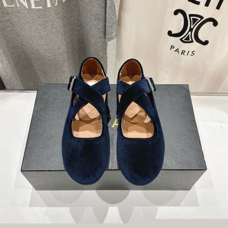 Other flat shoes